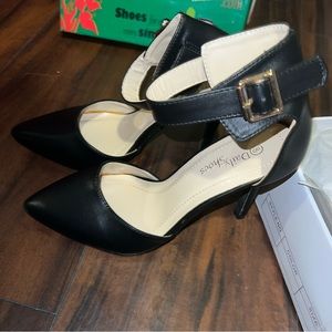 Black buckle heels size 8
